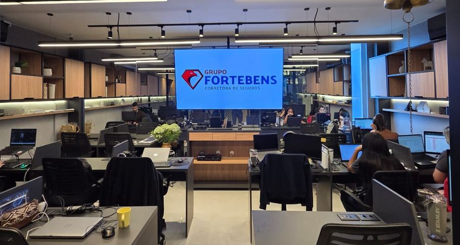 Escritório do Grupo Fortebens, com a equipe trabalhando